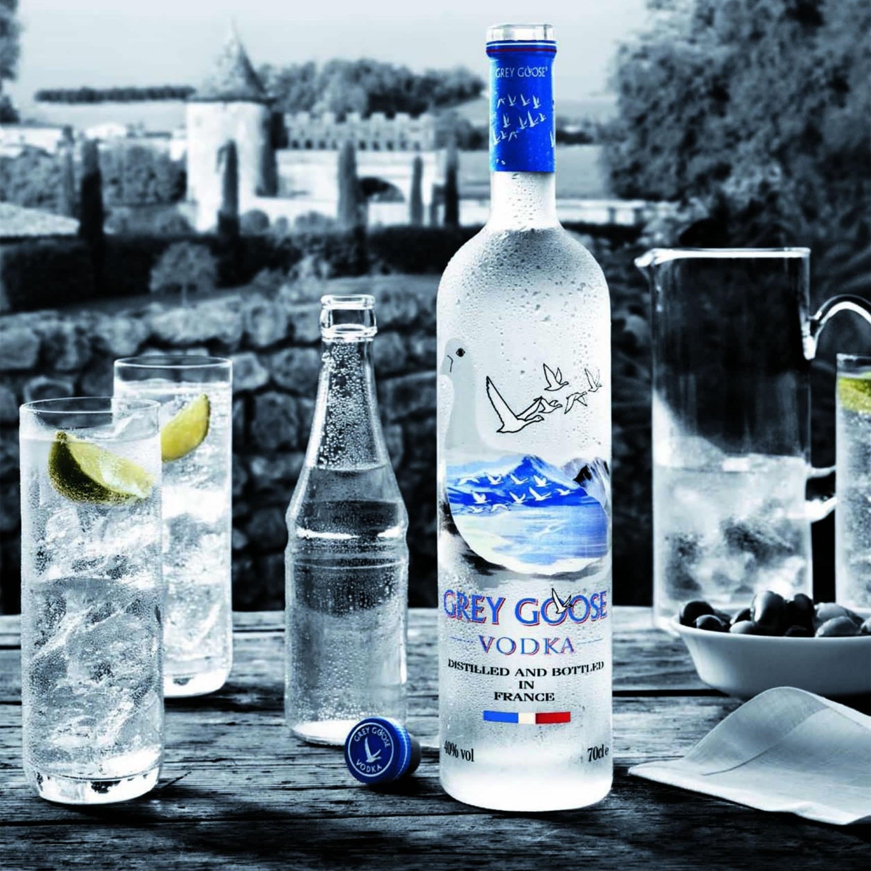 Bottiglia di Vodka Grey Goose con bicchieri