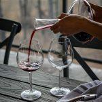 quando usare il decanter - vino versato dal decanter