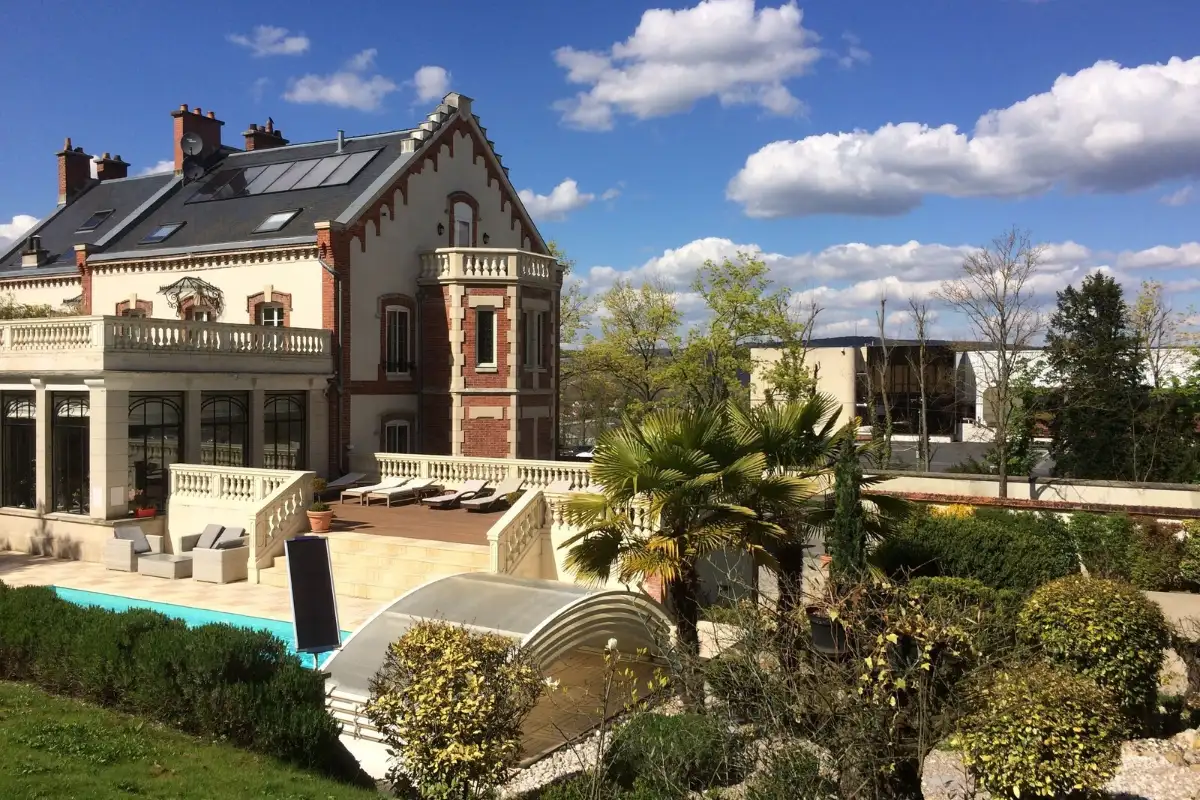 Hotels in Épernay: La Villa Eugène, a brick and stone villa above its garden and outdoor pool