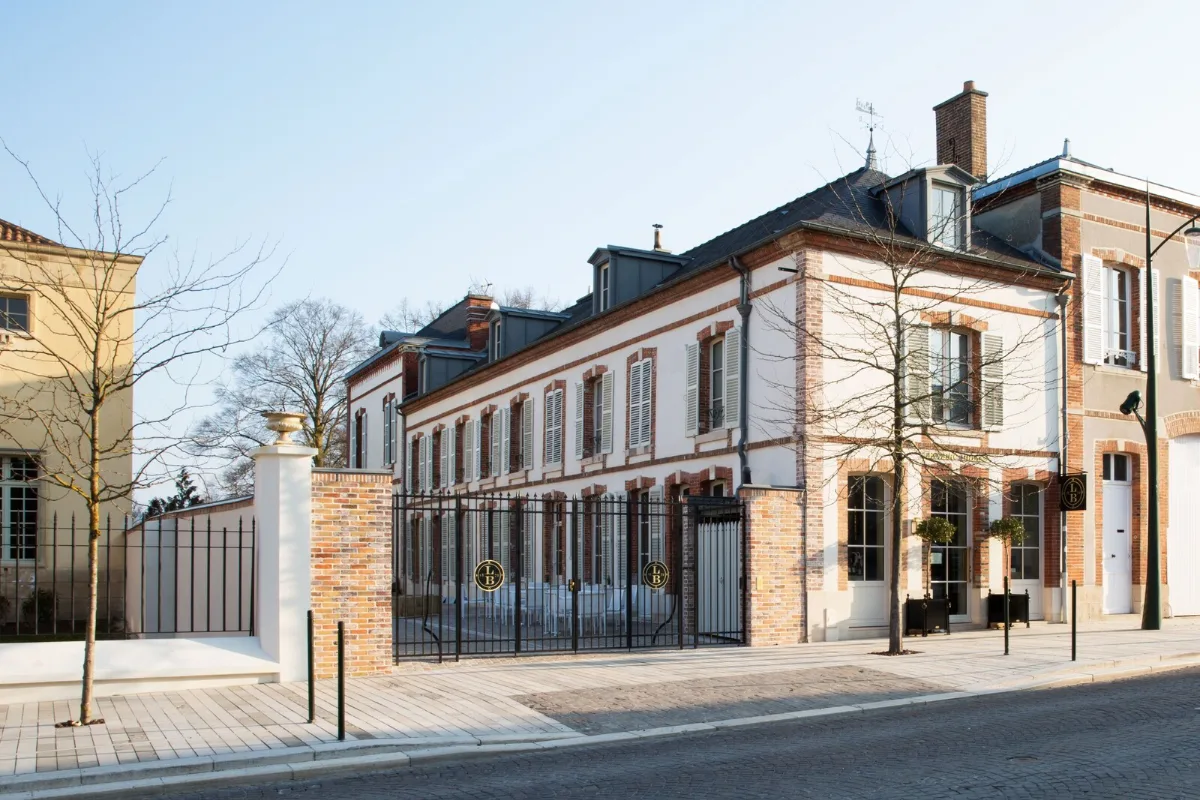 Le 25bis by Leclerc Briant: a brick and stone house behind iron gates on the Avenue de Champagne in Épernay